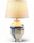 **Technische titel in het Nederlands: Elegante lamp met keramische voet en linnen kap**